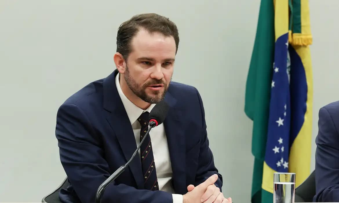 Governo persegue fundos que lavam dinheiro do crime organizado, diz Ministro da Fazenda