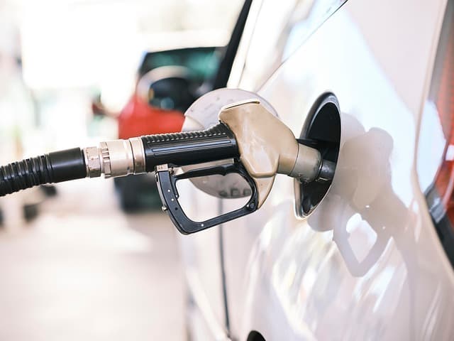 Secretário de Energia dos EUA prevê queda no preço da gasolina nas próximas semanas