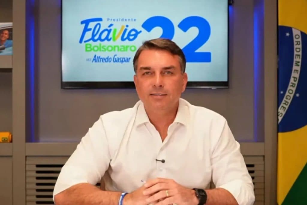 Flávio Bolsonaro lança canal digital com transmissão 24 horas
