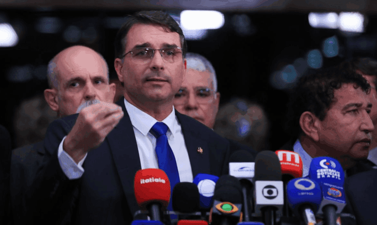 Flávio diz que Brasil está “sem presidente”, após Dino reintegrar chefes da PF