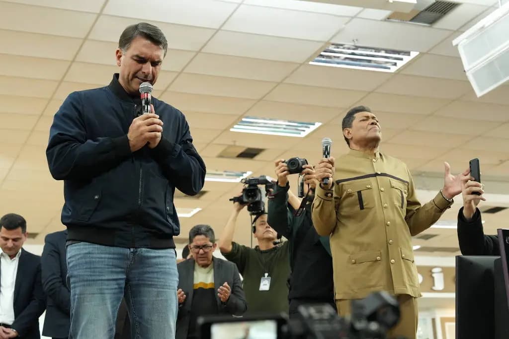 Vídeo de Mendonça exibido em culto com Flávio é de março, diz assessoria