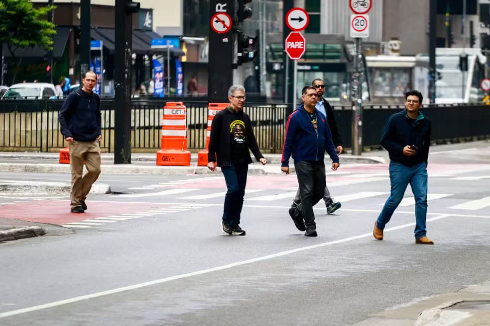 Zema faz ato na Avenida Paulista sem apoiadores e critica ministros do STF
