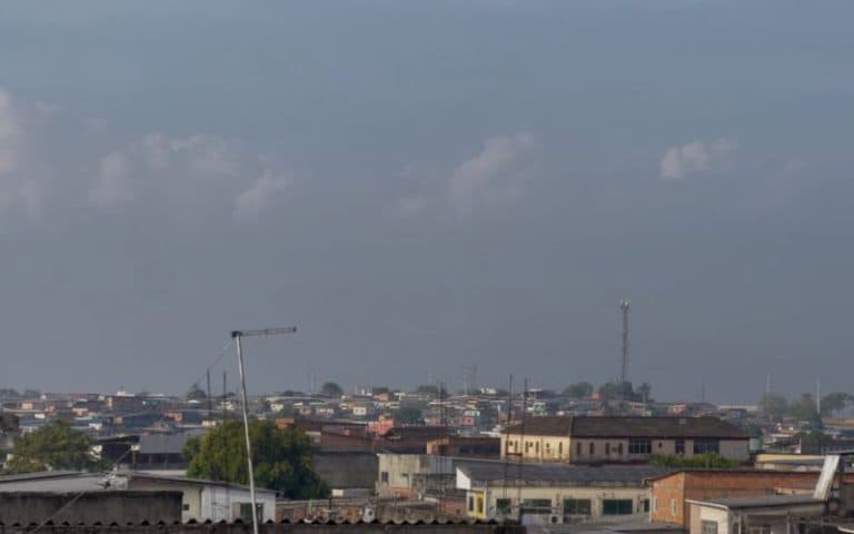 Manaus amanhece sob fumaça e qualidade do ar chega a nível ‘muito ruim’
