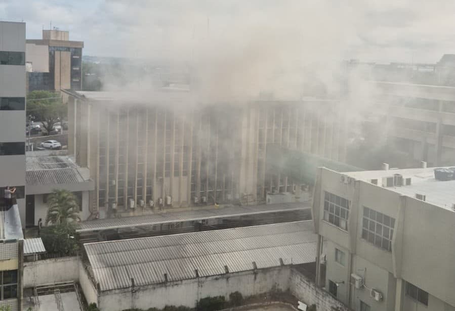 Vídeo: prédio da Justiça Federal em Manaus é evacuado após incêndio