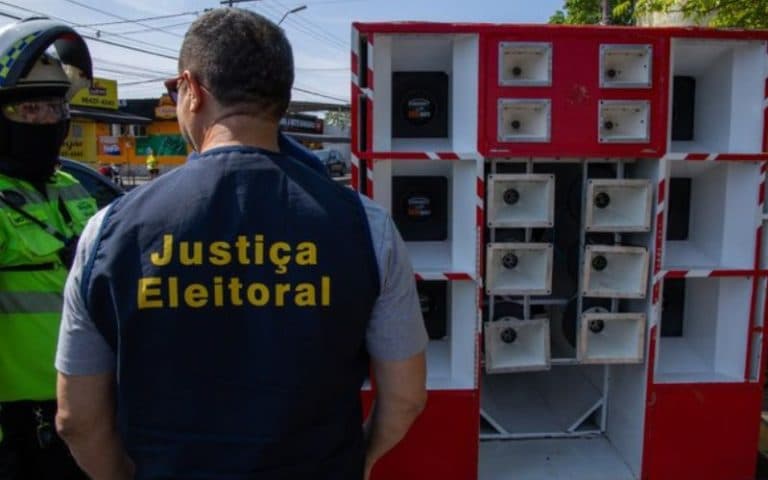 Adesivos grandes demais e placa bloqueando calçada foram identificados pelo TRE-AM