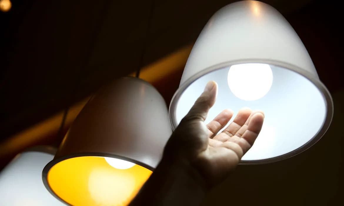 Luz para Todos retoma obras no Amazonas após dois anos parado