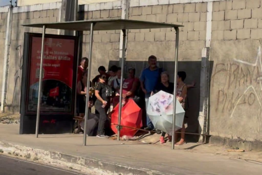 Sem sombra, esperar o ônibus vira desafio no calor de Manaus