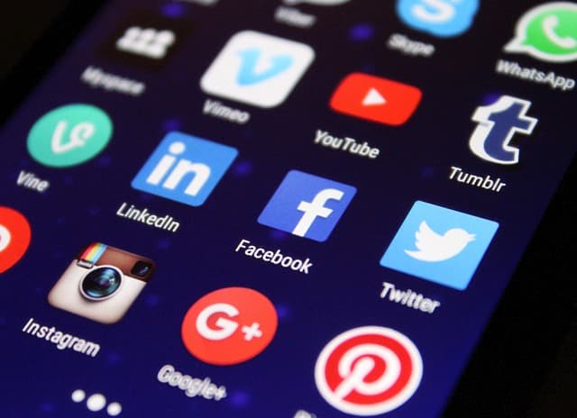 Califórnia aperta regras de IA e redes sociais para proteger crianças