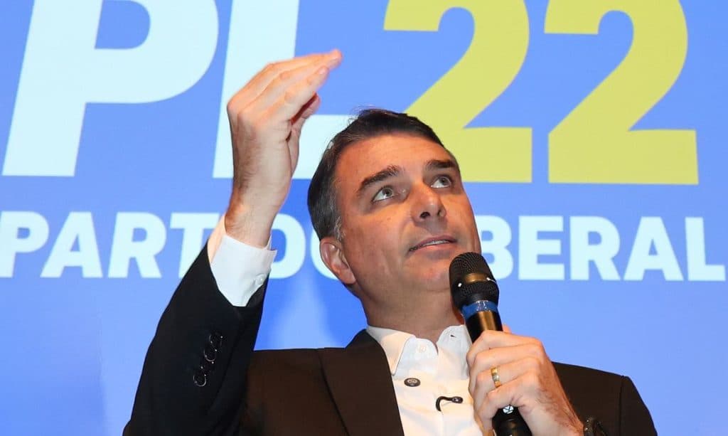 Flávio critica foto de Gonet ao lado de Vorcaro: ‘Rindo da cara do povo sofrido’