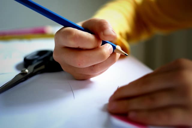 CNE proíbe uso de IA para corrigir redações e provas dissertativas nas escolas; entenda