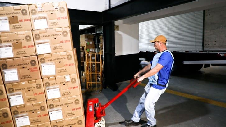 TRE-AM começa a enviar 583 urnas para 11 municípios do interior