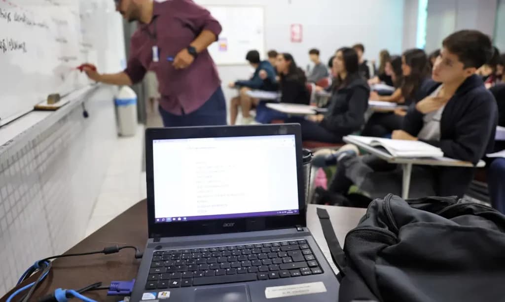 Microsoft oferece cursos gratuitos de IA para professores; saiba como se inscrever