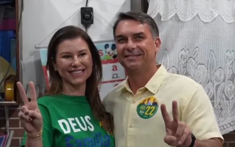 Flávio Bolsonaro é o primeiro candidato a votar neste domingo (4)