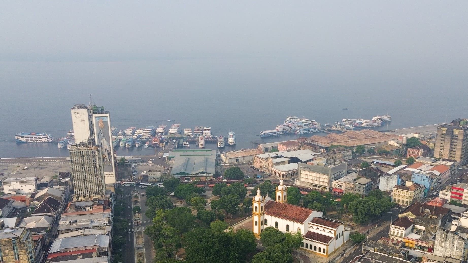 Fumaça esconde o horizonte do Porto de Manaus; veja vídeo