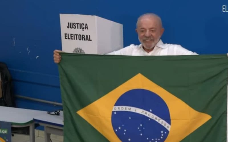 Lula vota em São Bernardo do Campo e agradece apoio no 2º turno