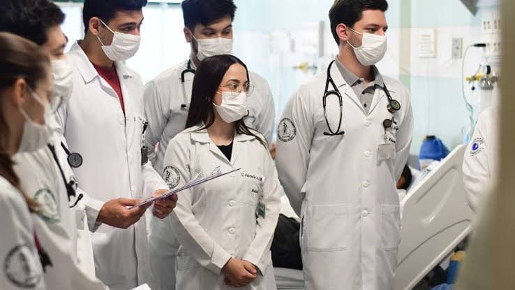 Senado aprova “OAB da Medicina” e exige exame para registro
