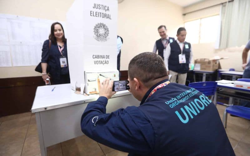 Observadores de sete organizações chegam ao Brasil para monitorar as eleições