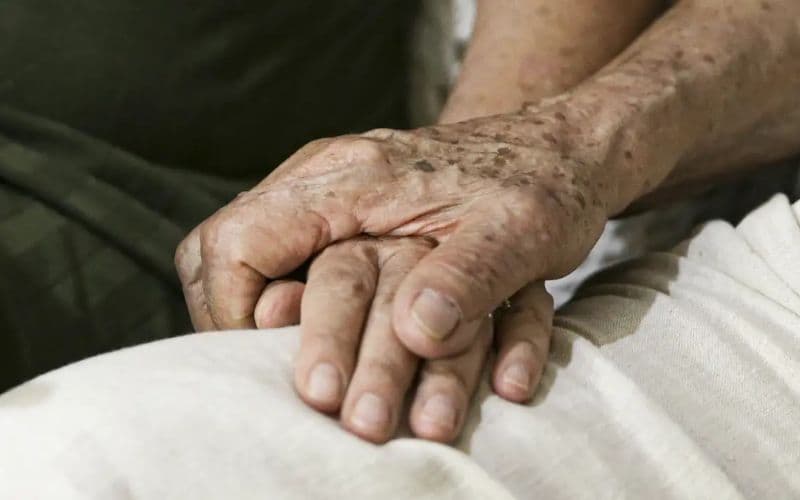 EUA aprovam novo remédio para Parkinson com ação inédita no cérebro