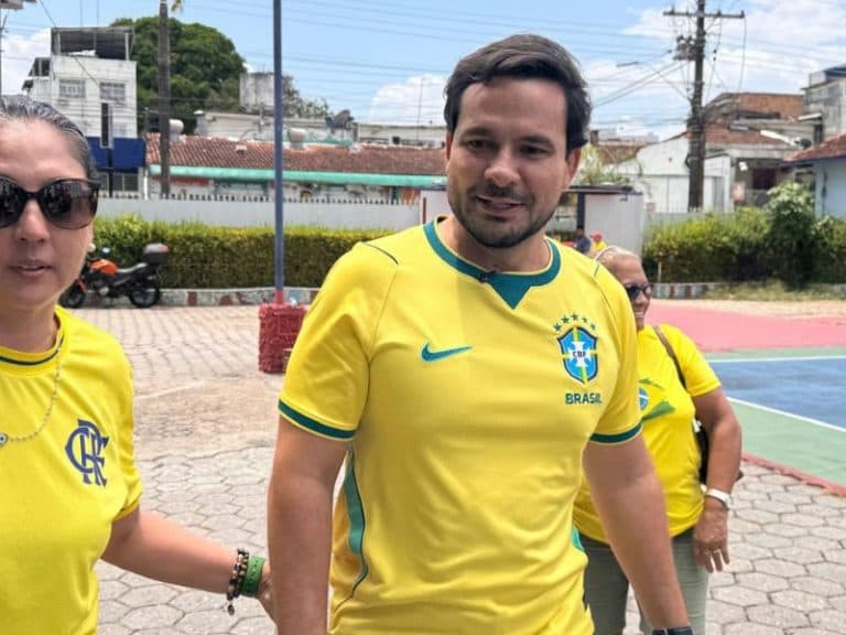 Alberto Neto vota e afirma que será “vigilante” durante a eleição