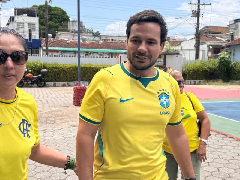 Alberto Neto vota e afirma que será “vigilante” durante a eleição
