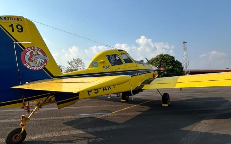 Aviões enviados ao Amazonas lançam 3 mil litros de água