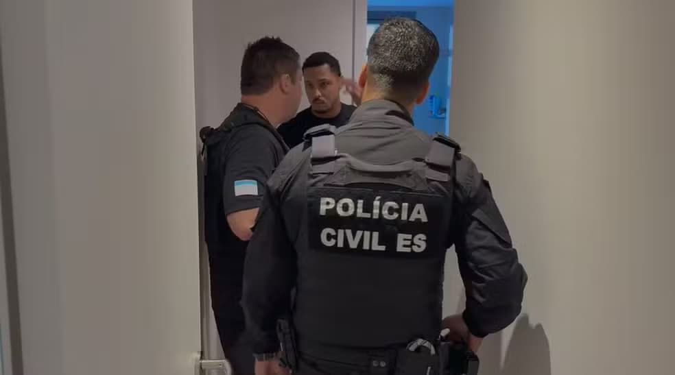 Jogador do Vasco, David entrega passaporte à polícia após decisão judicial