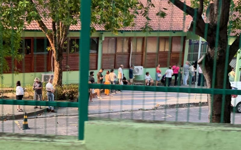 Eleitores formam filas e chegam cedo para votar em Manaus
