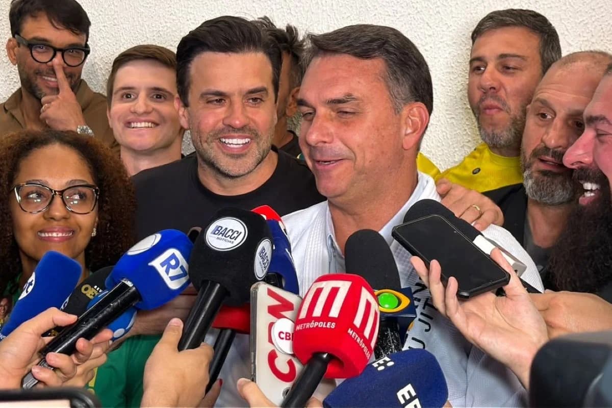 Flávio Bolsonaro diz que vai defender fim da reeleição para presidente