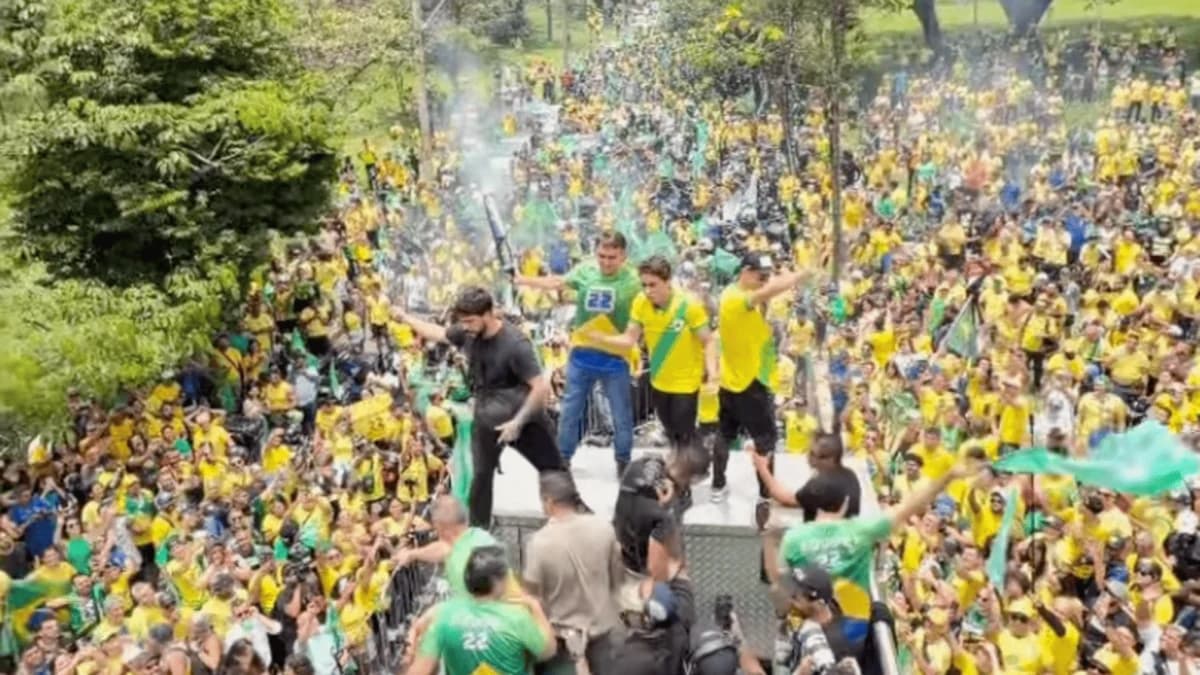 Ao lado de Nikolas e Cleitinho, Flávio participa de ato em Belo Horizonte