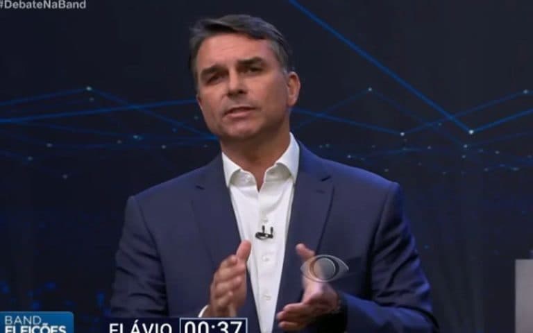 Flávio Bolsonaro cita gastos de Janja com viagens durante debate na Band