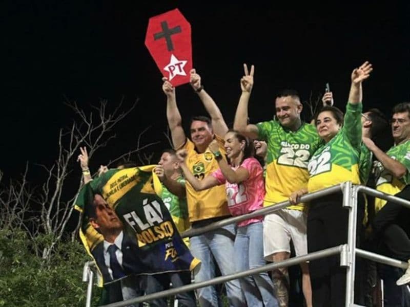 Foto mostra Flávio levantando caixão do PT durante manifestação na Ponta Negra