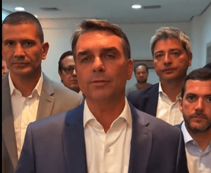 “Não vou compactuar com censura”, diz Flávio após desistir de debate