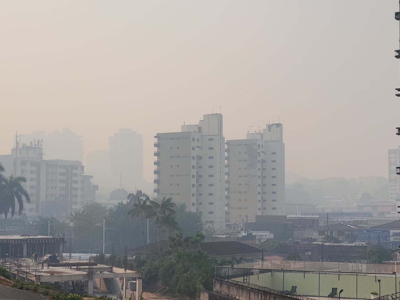 Sob fumaça intensa, Defesa Civil orienta uso de máscaras em Manaus