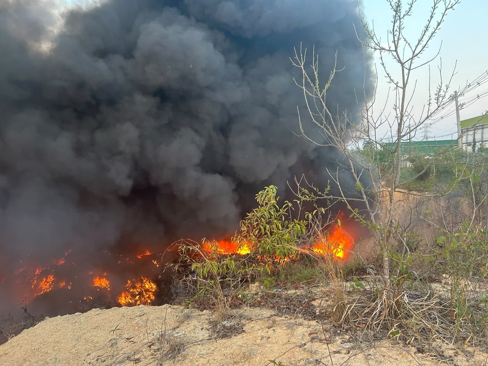 Incêndio em lixão irregular no Distrito Industrial dura mais de 15 horas