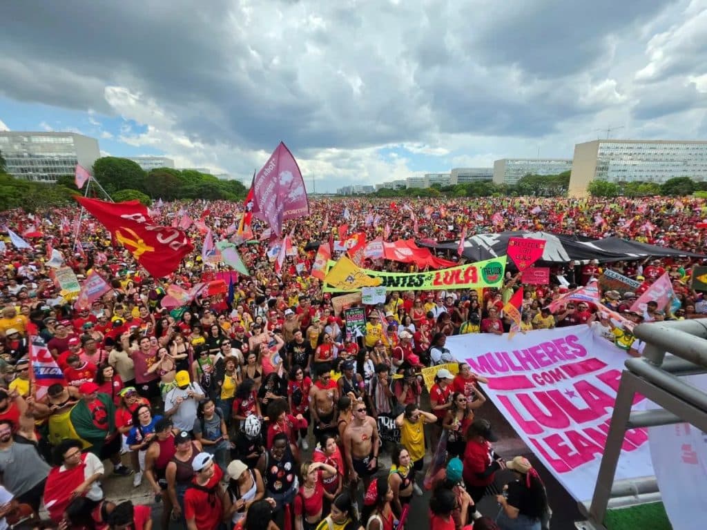 Apoiadores de Lula fazem “ato da virada” na Esplanada dos Ministérios