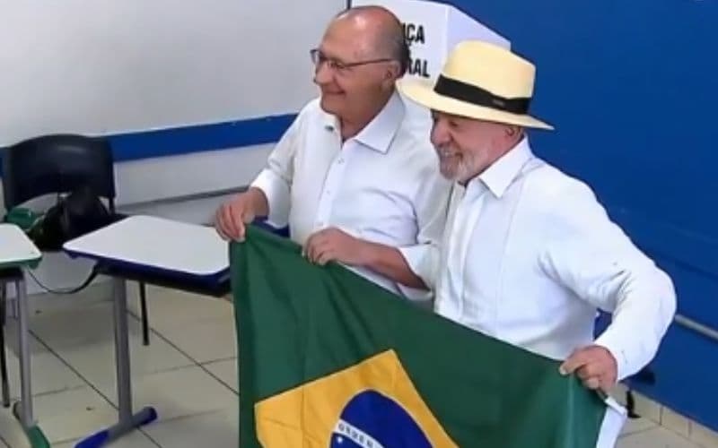 Após votar, Lula diz que eleição define entre democracia e “barbárie”