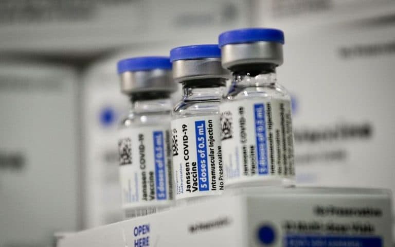 Anvisa suspende lote de medicamento da Janssen por possível presença de vidro