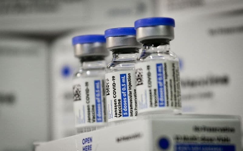 Anvisa suspende lote de medicamento da Janssen por possível presença de vidro