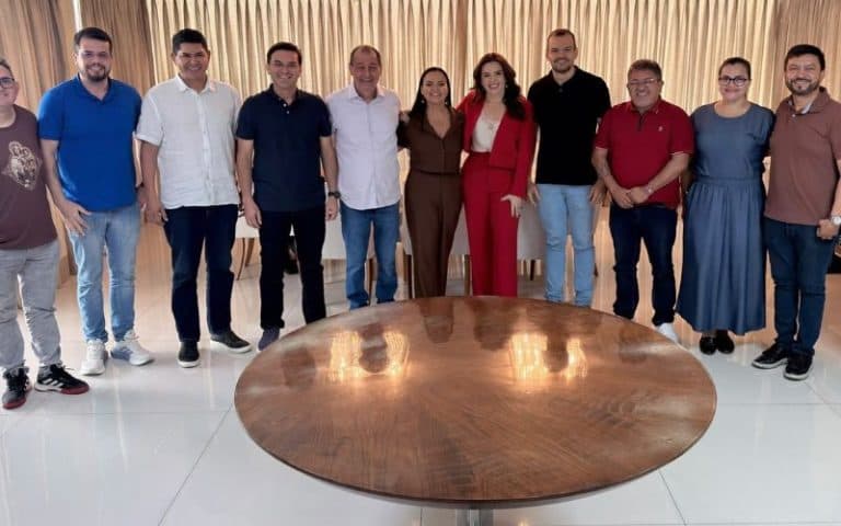 Omar Aziz se reúne com lideranças políticas e dos bois de Parintins após eleição