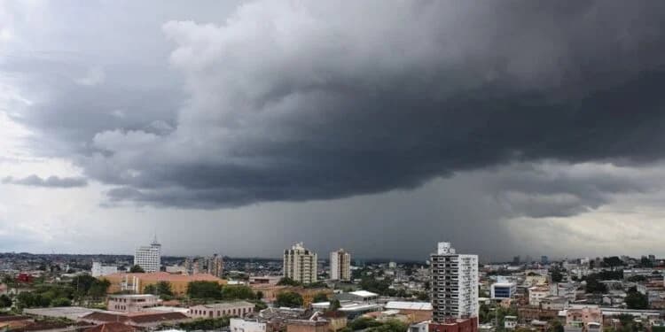 Chuva em Manaus melhora qualidade do ar, mas capital segue com ar mais poluído do país