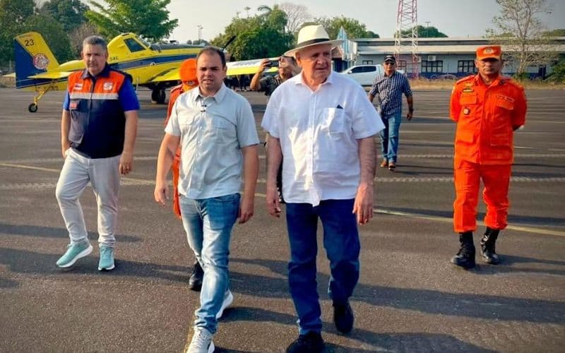 Governador Roberto Cidade recebe aeronaves contra queimadas