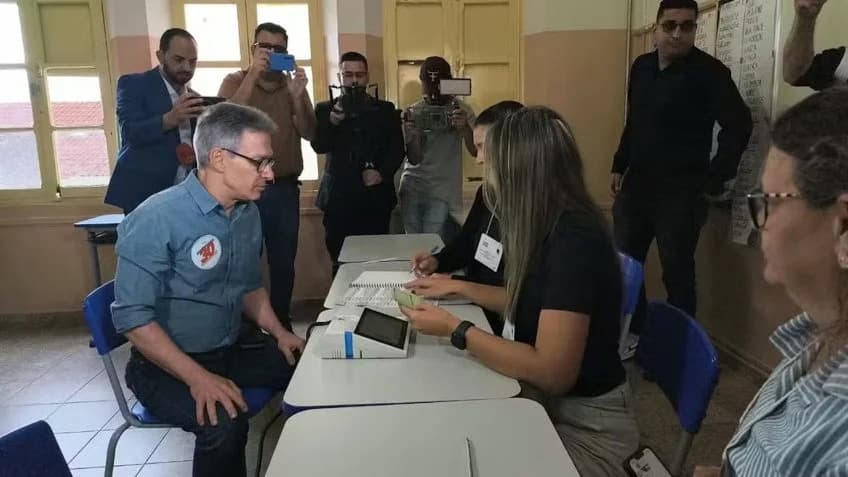 Zema vota em MG: candidato entrou com celular na cabine