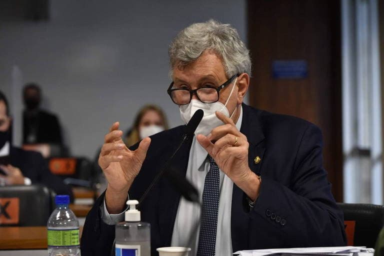 Senador defensor do “tratamento precoce” anuncia que está com Covid