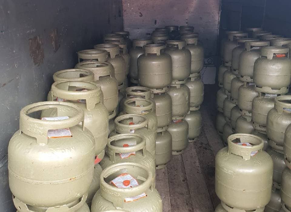 Polícia apreende mais de 200 botijões de gás de cozinha roubados de uma distribuidora