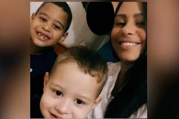 Mãe mata filhos de 3 e 6 anos a facadas e corta os próprios pulsos