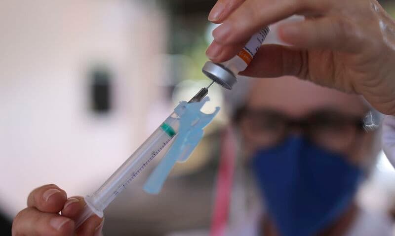 Crianças recebem vacinas vencidas contra a covid na Paraíba