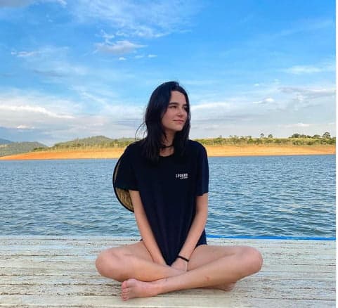 Modelo morre de complicações da covid aos 18 anos