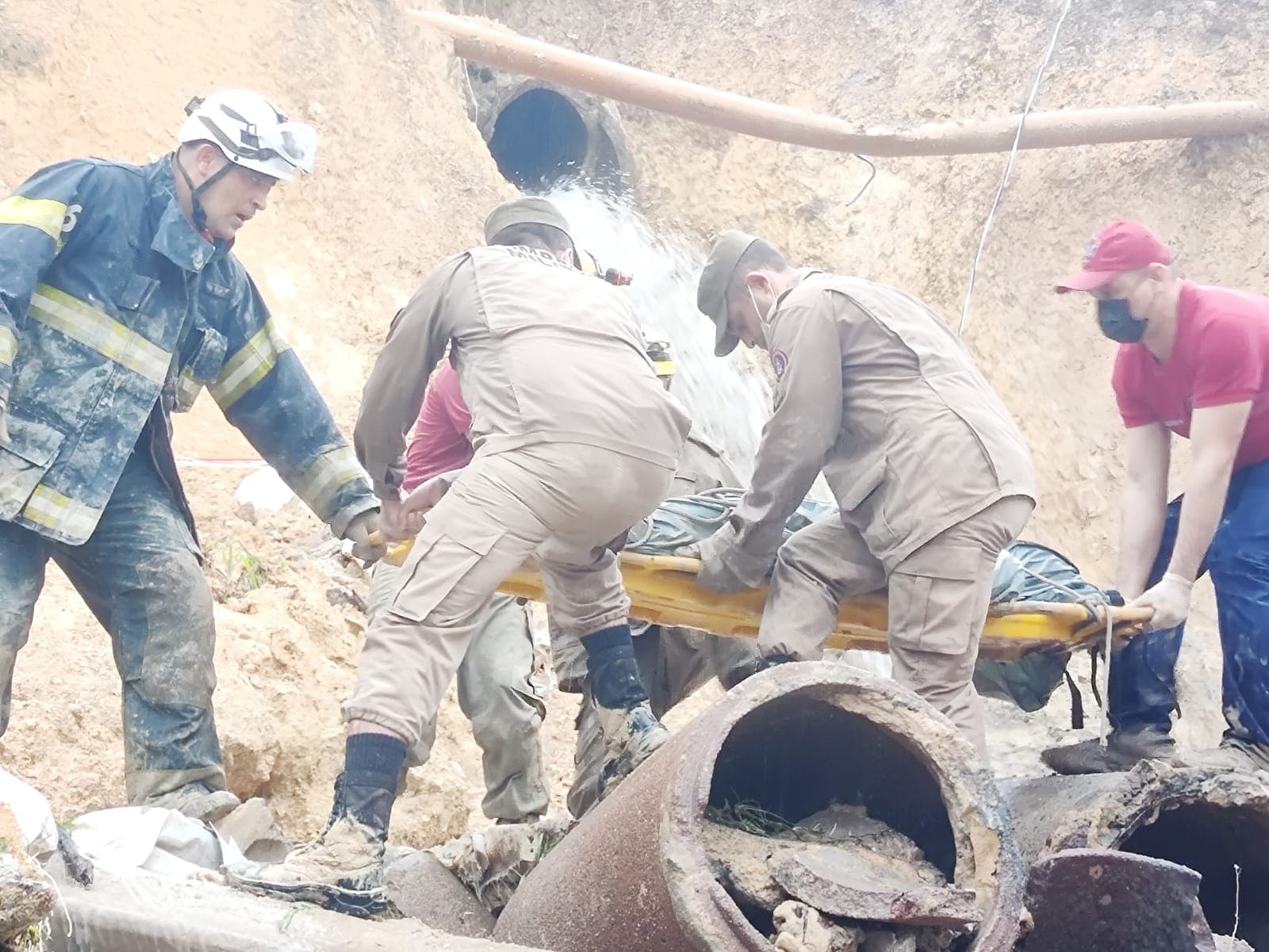 Mulher morre soterrada após sua casa ser atingida por deslizamento