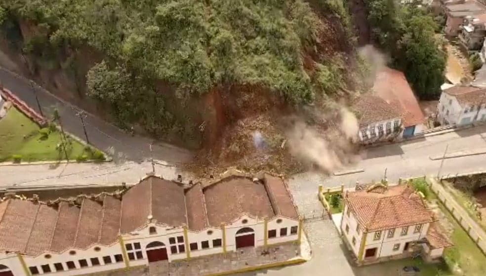 VÍDEO: Deslizamento de terra destrói casarão histórico em Ouro Preto