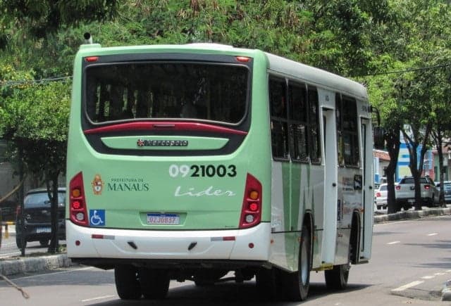 Vídeo: para fugir de assalto, motorista joga ônibus contra viatura da polícia em Manaus